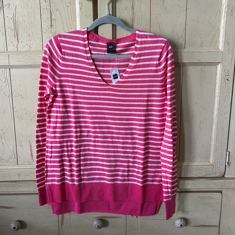 Gap striped v-neck sweater Size: S